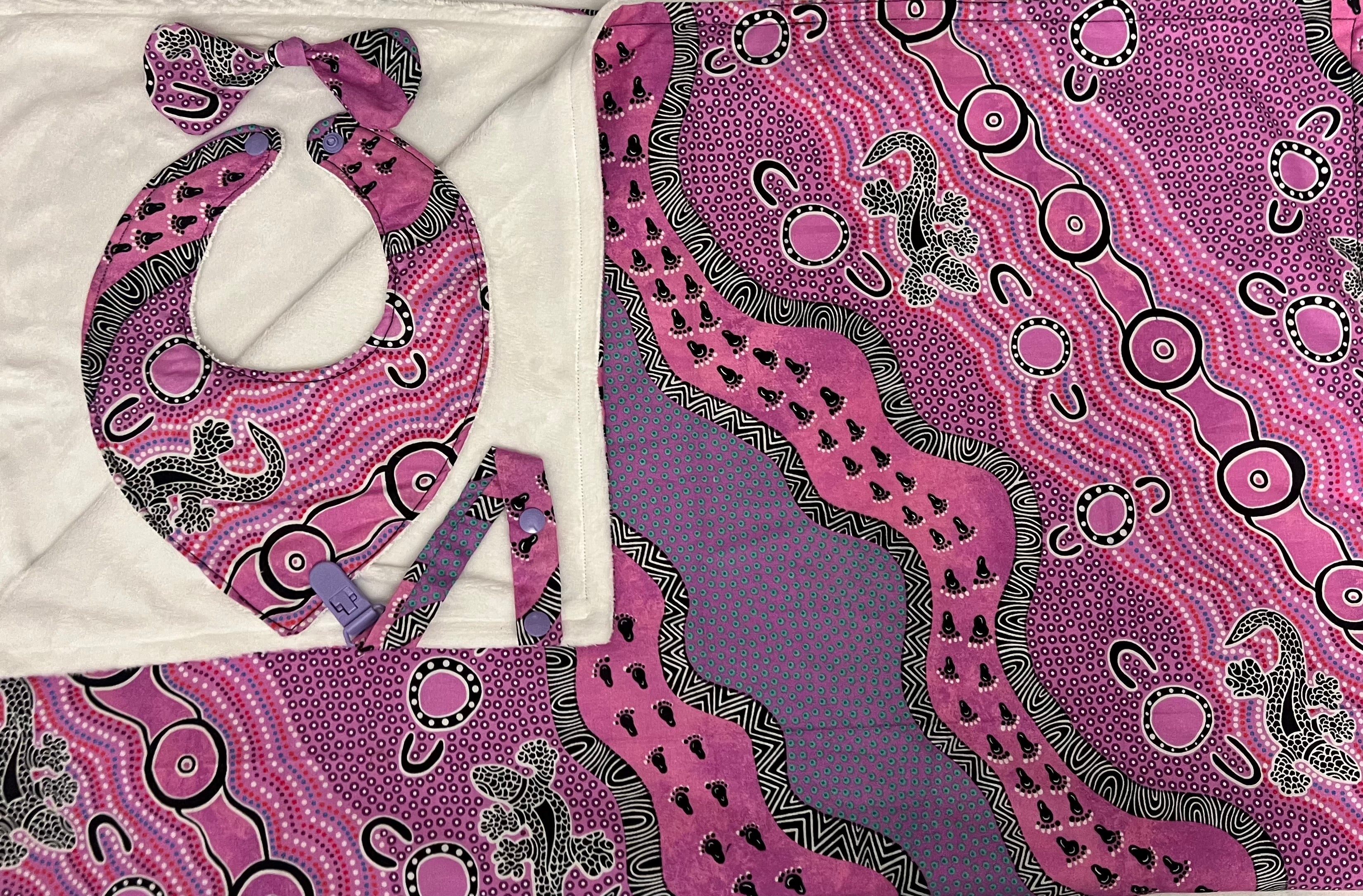 Mulaka hunting pink cot blanket